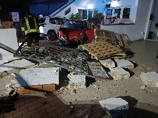 Alba Adriatica - Auto sfonda recinzione di una casa lungo la Statale 16